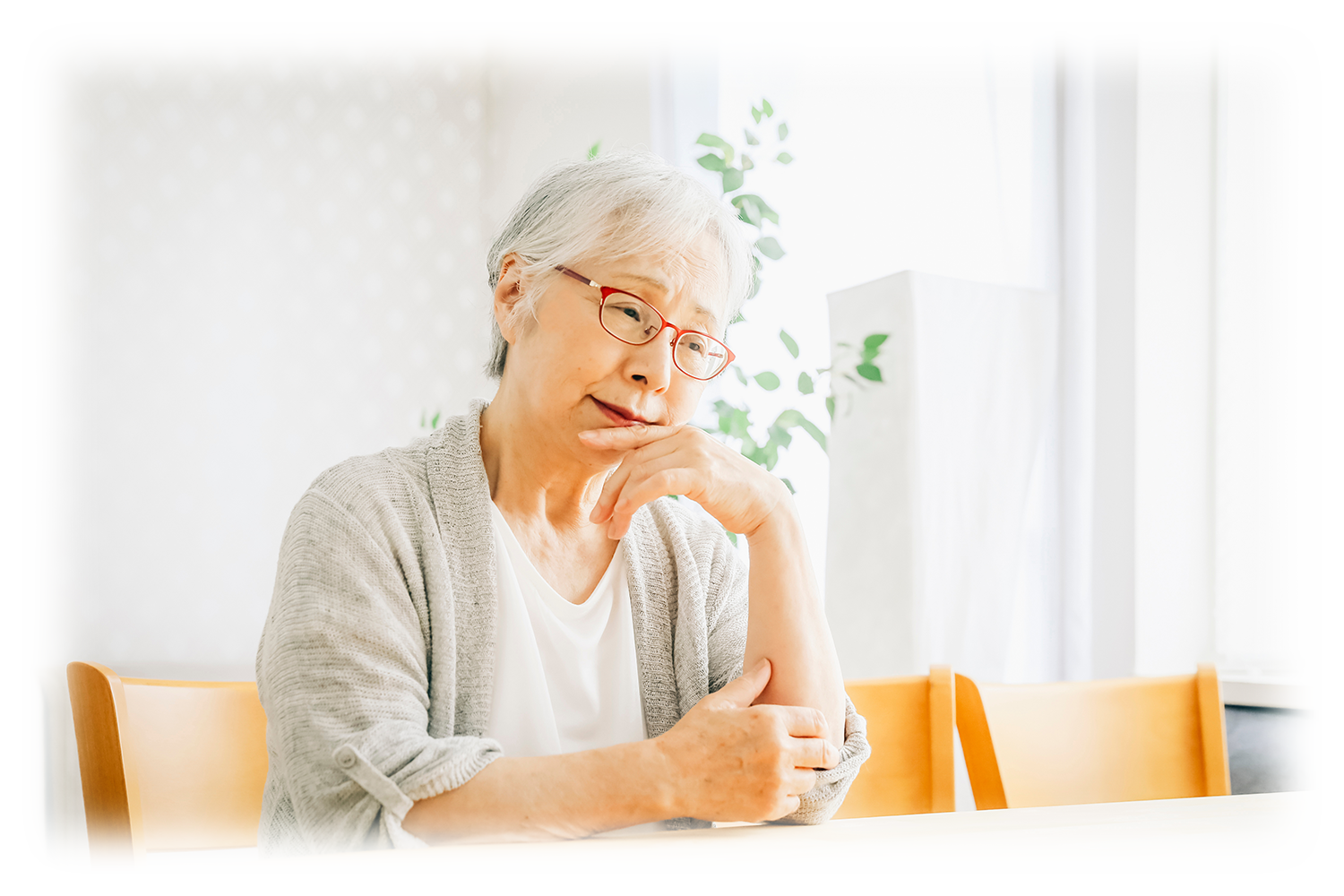 悩む高齢女性